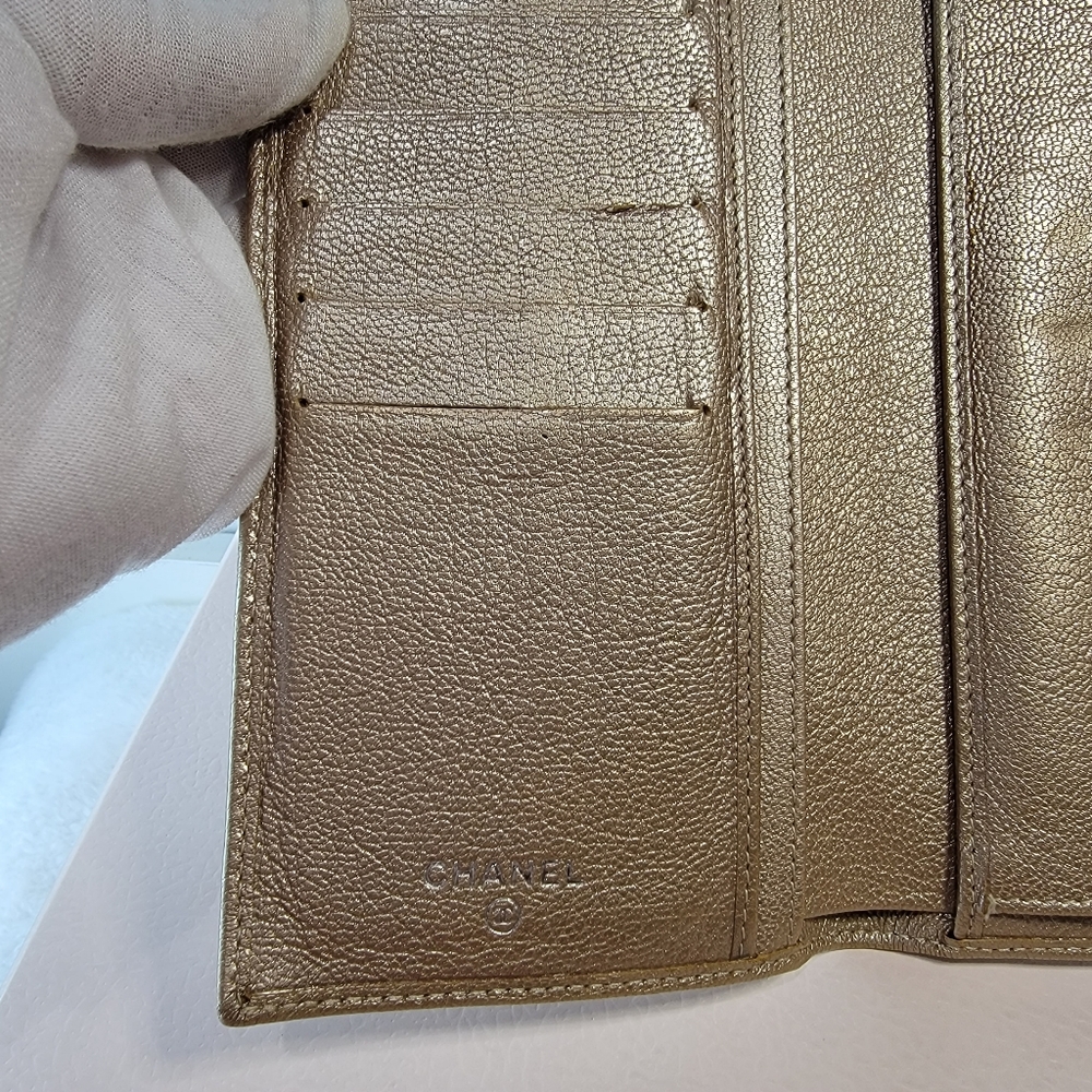 .  CHANEL 💯 Authentic CC Logo Leather Trifold Wallet - Picture 6 of 13